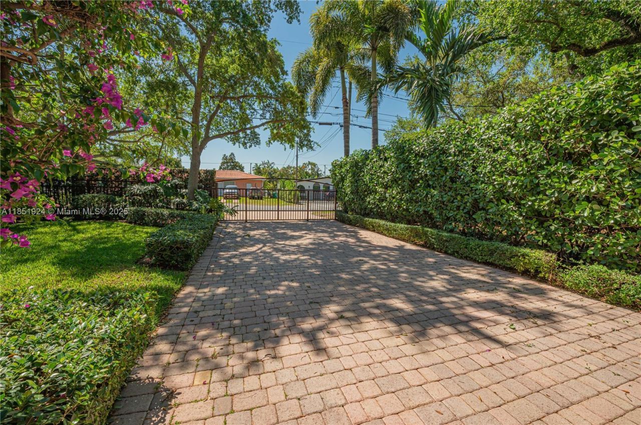 5815 SW 27th St, Miami, FL 33155 Photo