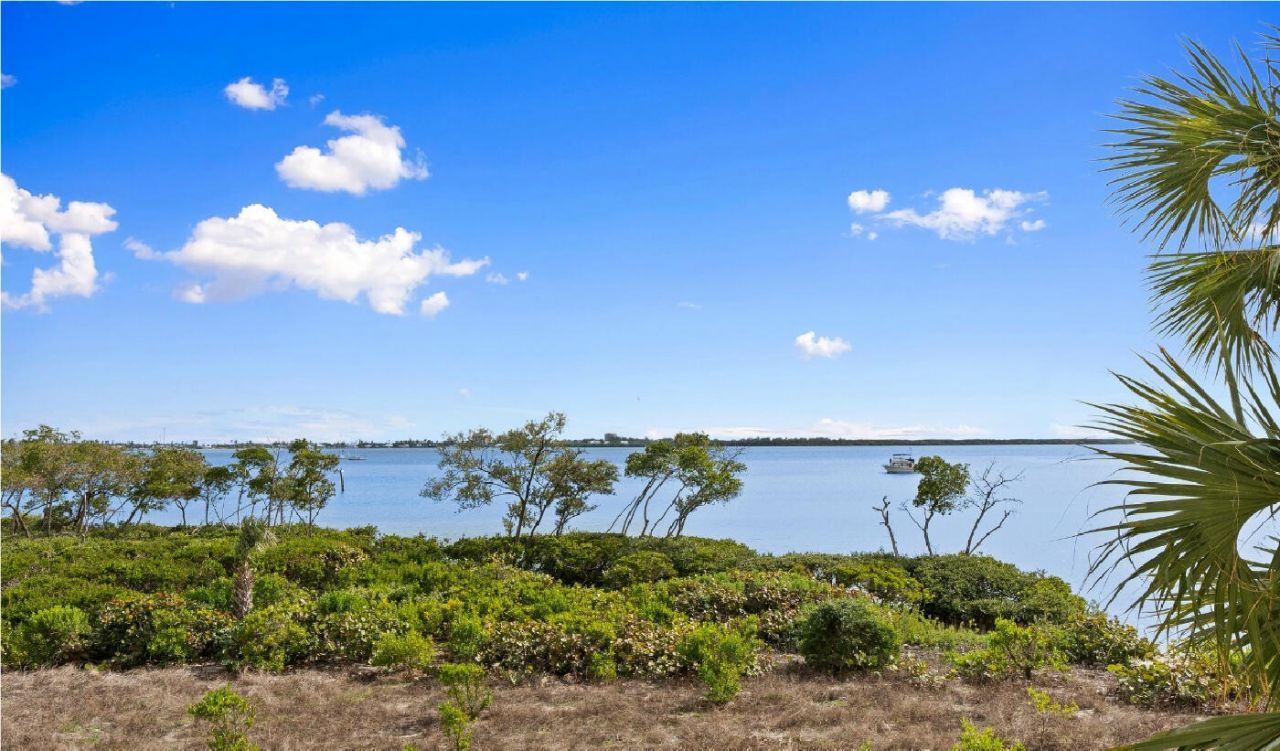 29 Harbour Isle Drive, Unit 203, Fort Pierce, FL 34949 Photo