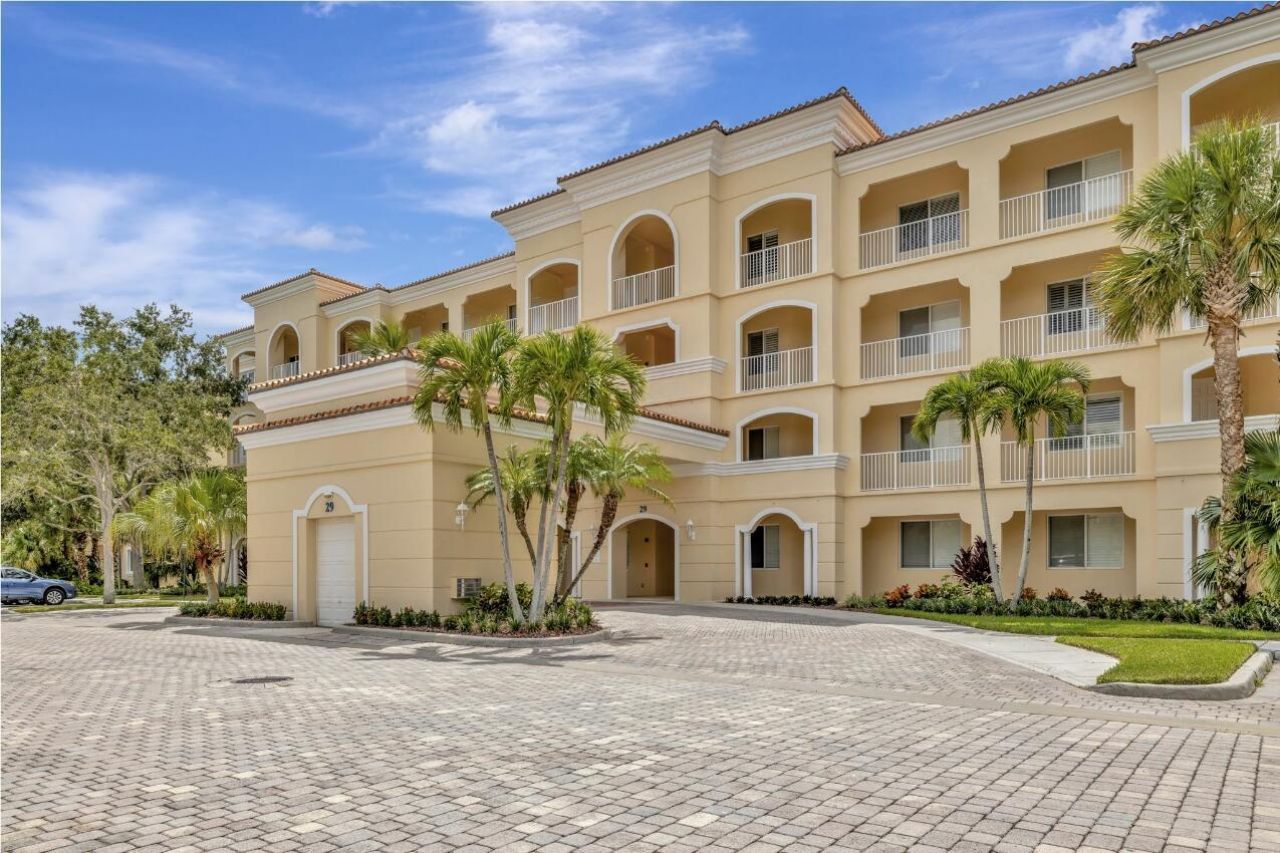 29 Harbour Isle Drive, Unit 203, Fort Pierce, FL 34949 Photo