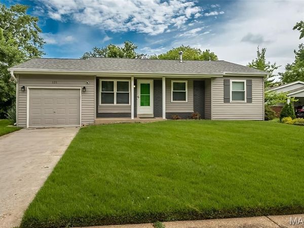 121 Foxtree Drive, Hazelwood, MO 63042