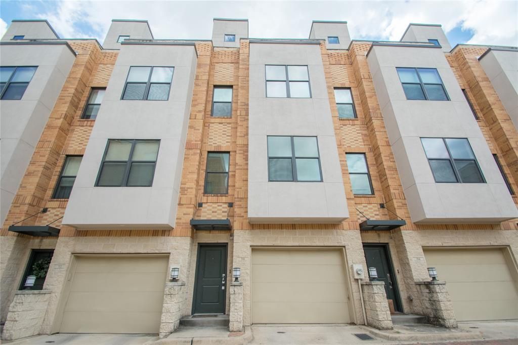 708 Skyline Bluff Court, Fort Worth, TX 76102 Main Photo