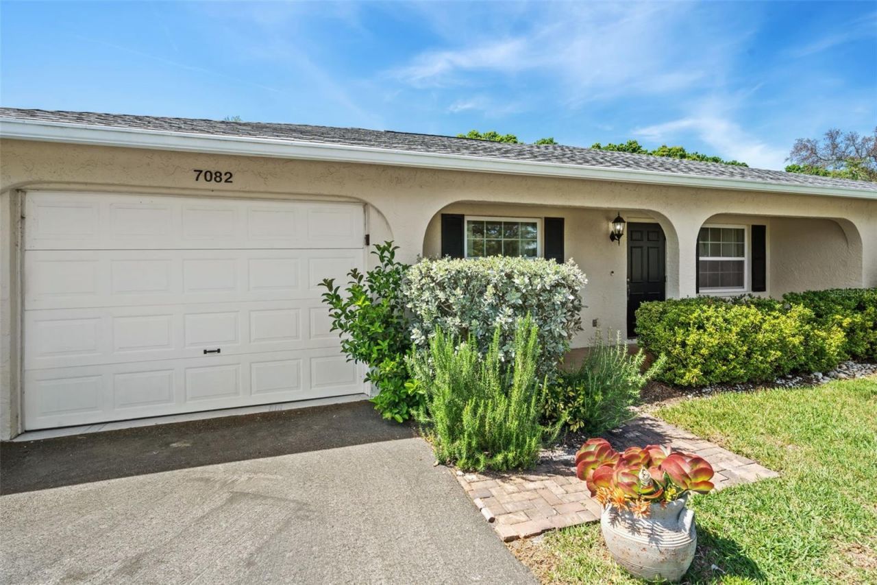 7082 W Country Club Drive N, Unit 7082, Sarasota, FL 34243 Photo