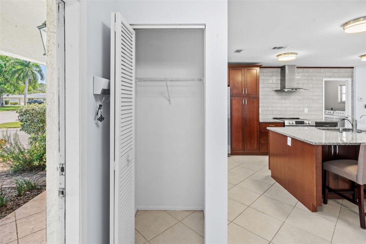 7082 W Country Club Drive N, Unit 7082, Sarasota, FL 34243 Photo