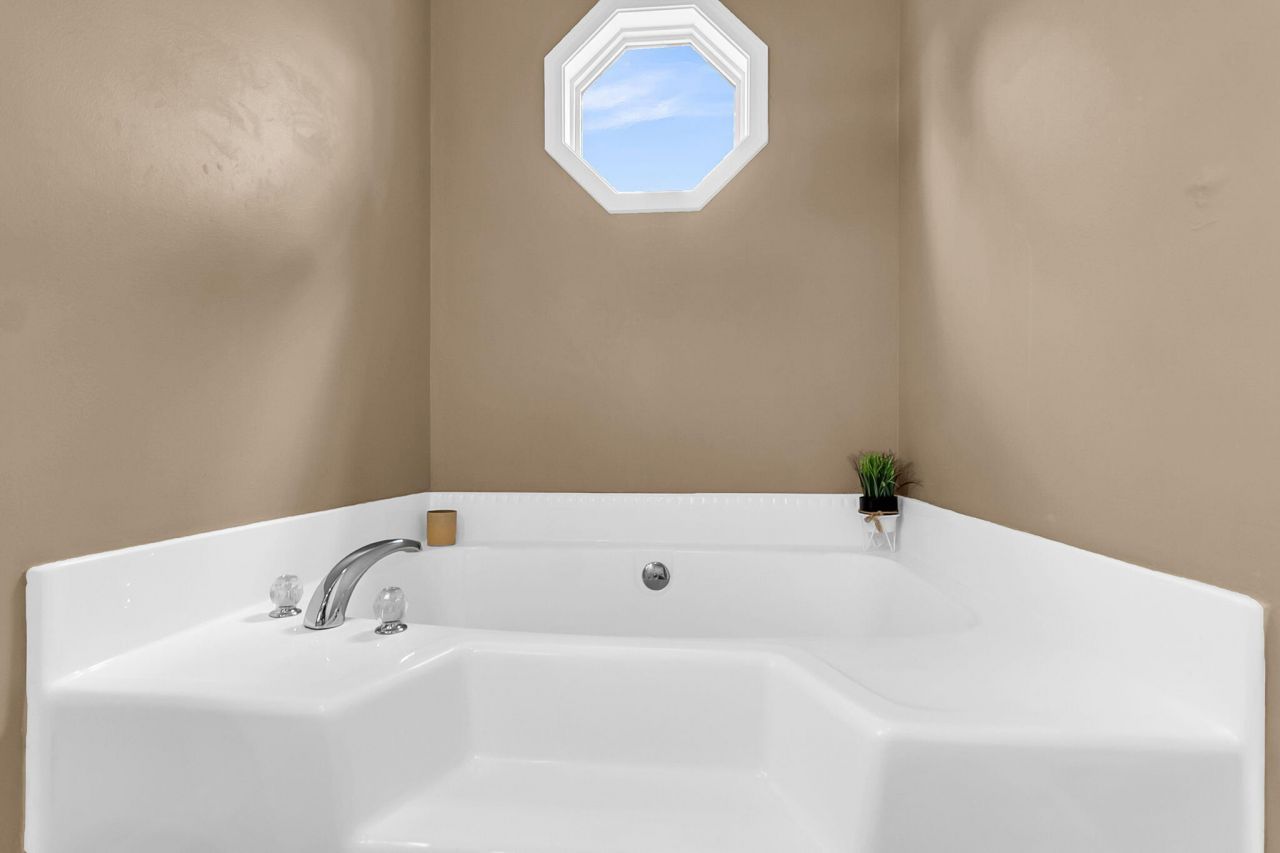 916 Hillsboro Drive Photo 24