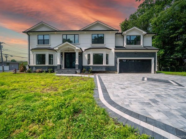 17 Park Drive East, Syosset, NY 11791