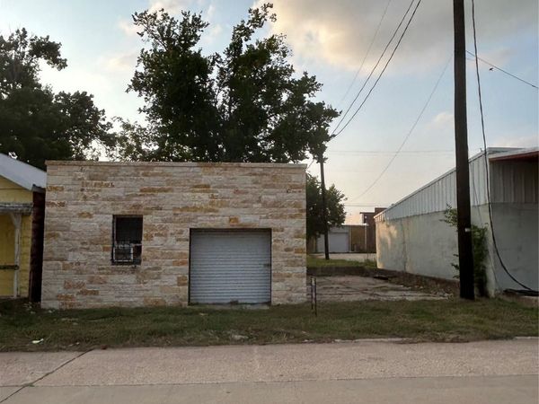 122 W Milam Ave, Rockdale, TX 76567