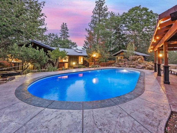 1065 S Shasta Avenue, Eagle Point, OR 97524