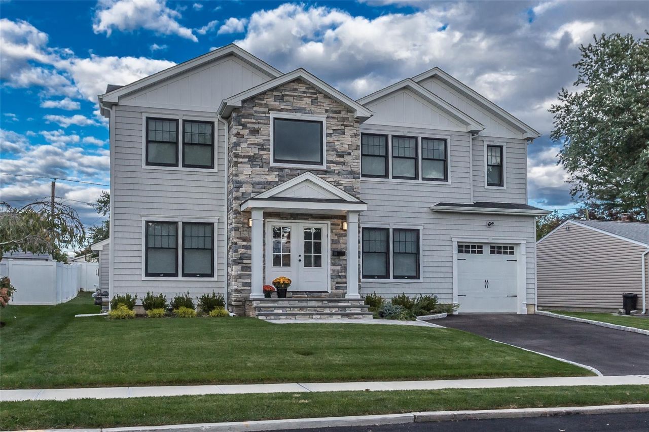 23 Belmont Circle, Syosset, NY 11791 Main Photo
