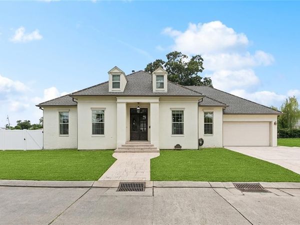 2 LAUX MANOR Drive, Metairie, LA 70003