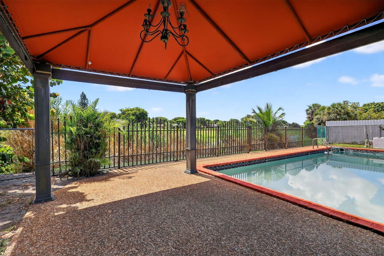 19811 W Oakmont Drive, Hialeah, FL 33015 Photo