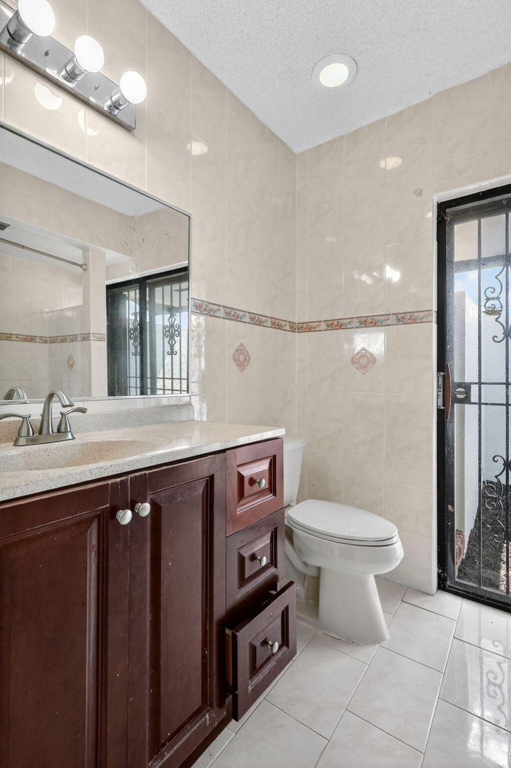 19811 W Oakmont Drive, Hialeah, FL 33015 Photo