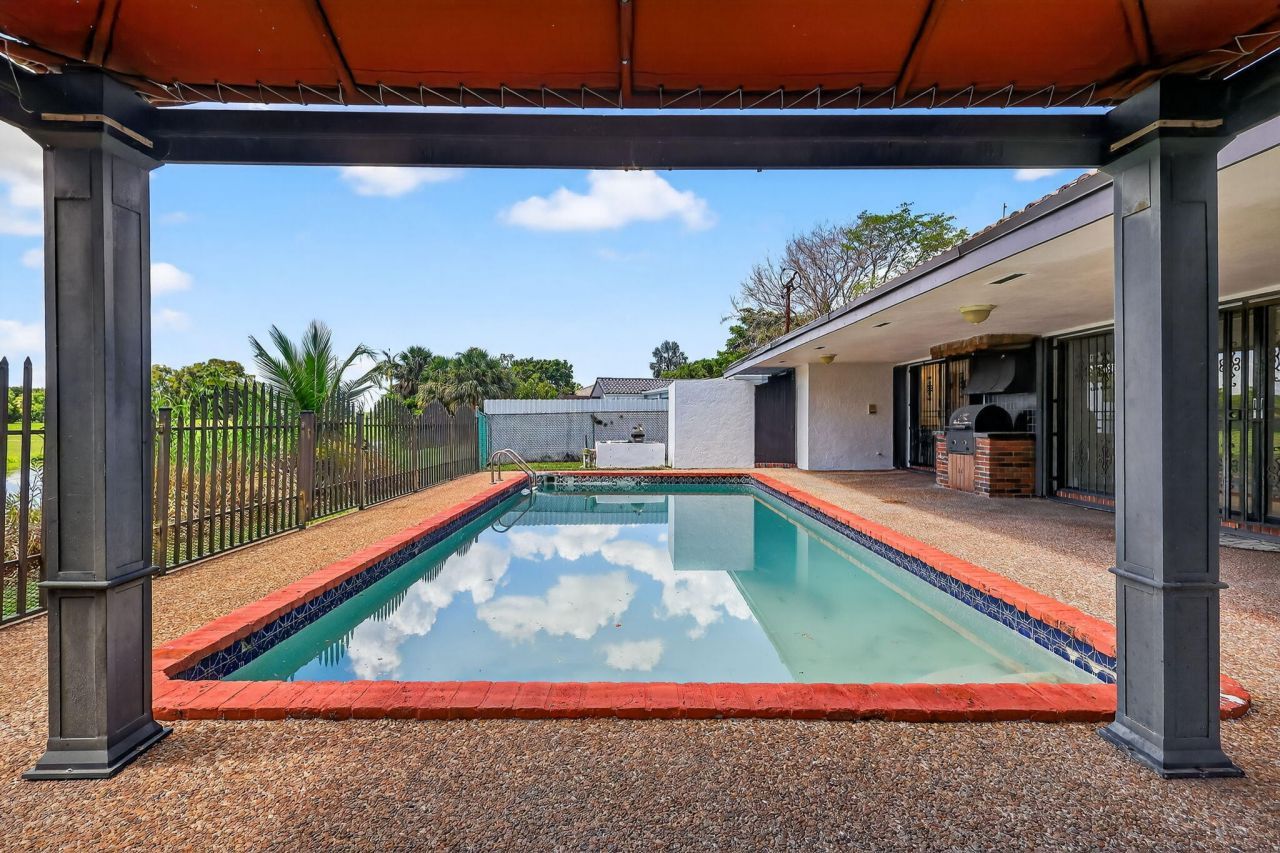 19811 W Oakmont Drive, Hialeah, FL 33015 Photo