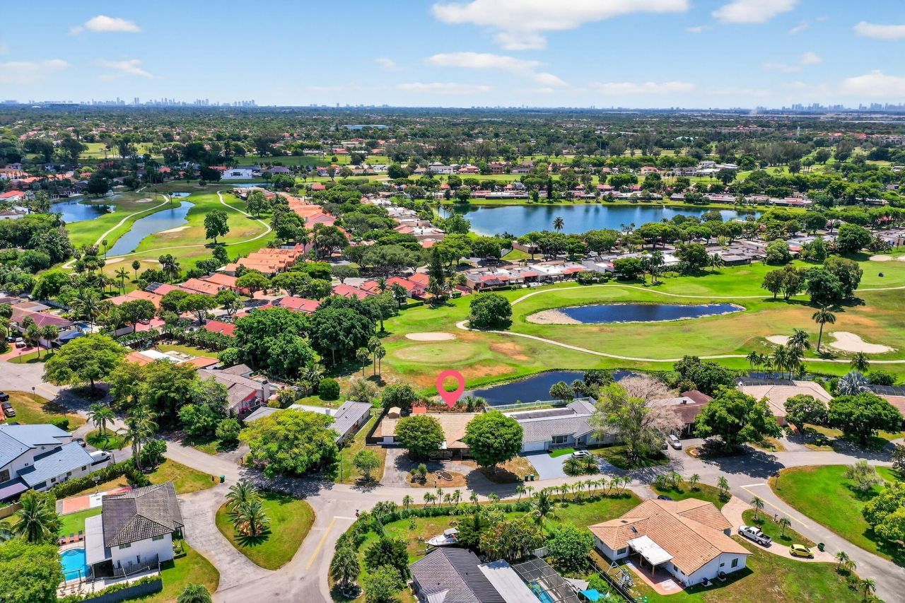 19811 W Oakmont Drive, Hialeah, FL 33015 Photo