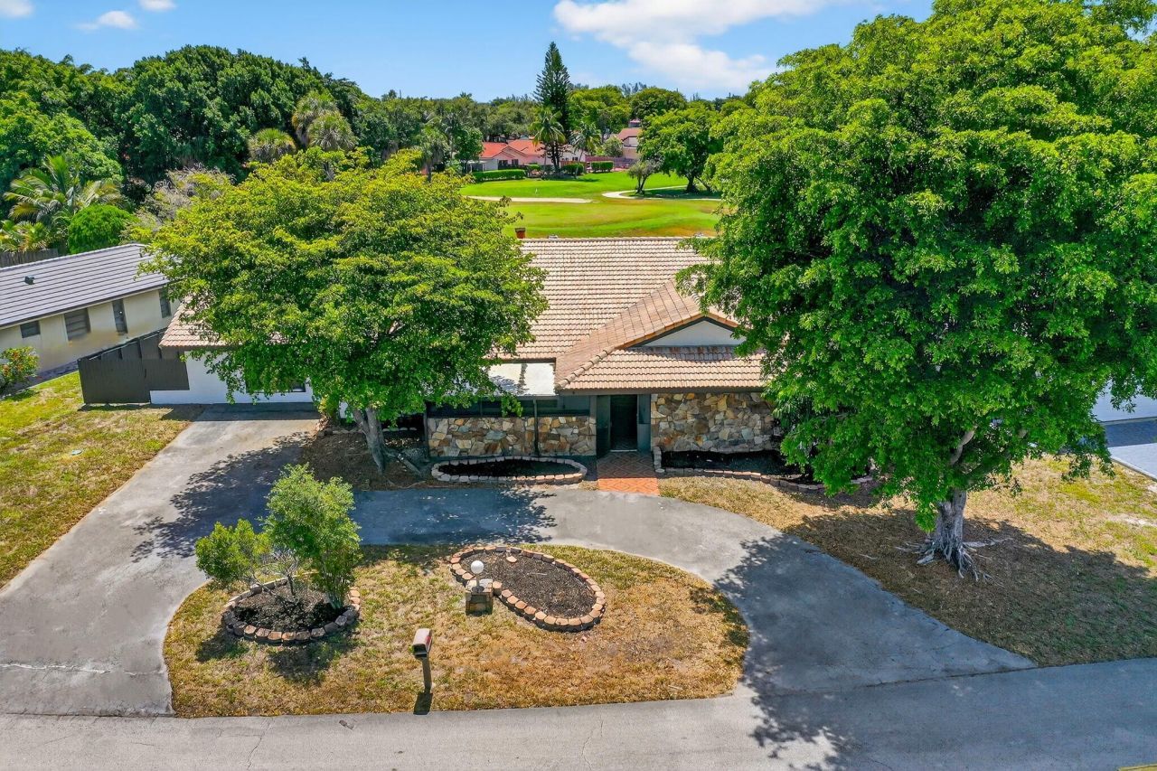 19811 W Oakmont Drive, Hialeah, FL 33015 Photo