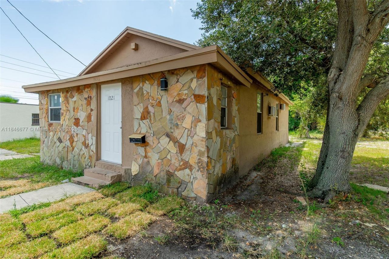 1021 W 33rd St, Riviera Beach, FL 33404 Photo