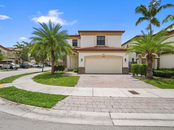 10016 NW 89th Ter, Doral, FL 33178
