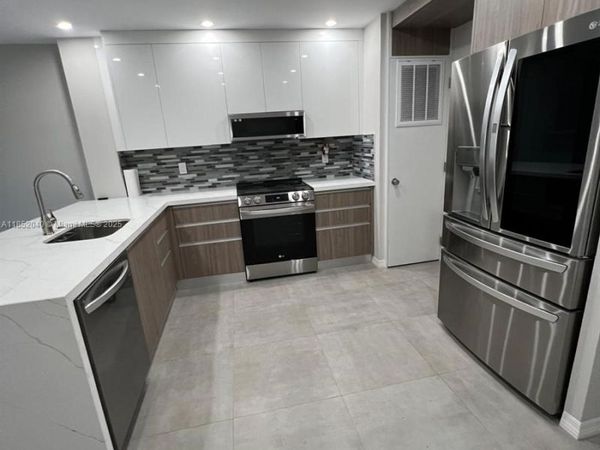 2175 NE 56th St, Unit 211, Fort Lauderdale, FL 33308