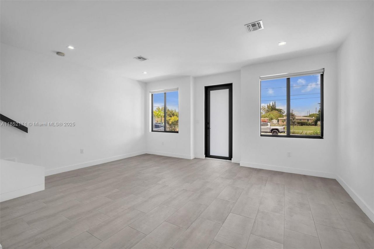 309 NW 7th Ct, Unit 2, Hallandale Beach, FL 33009 Photo