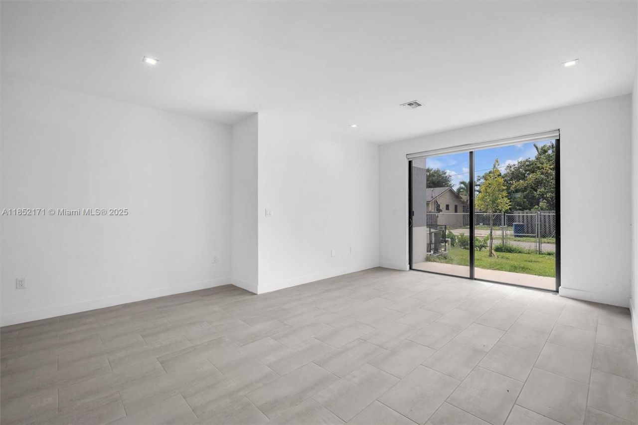 309 NW 7th Ct, Unit 2, Hallandale Beach, FL 33009 Photo