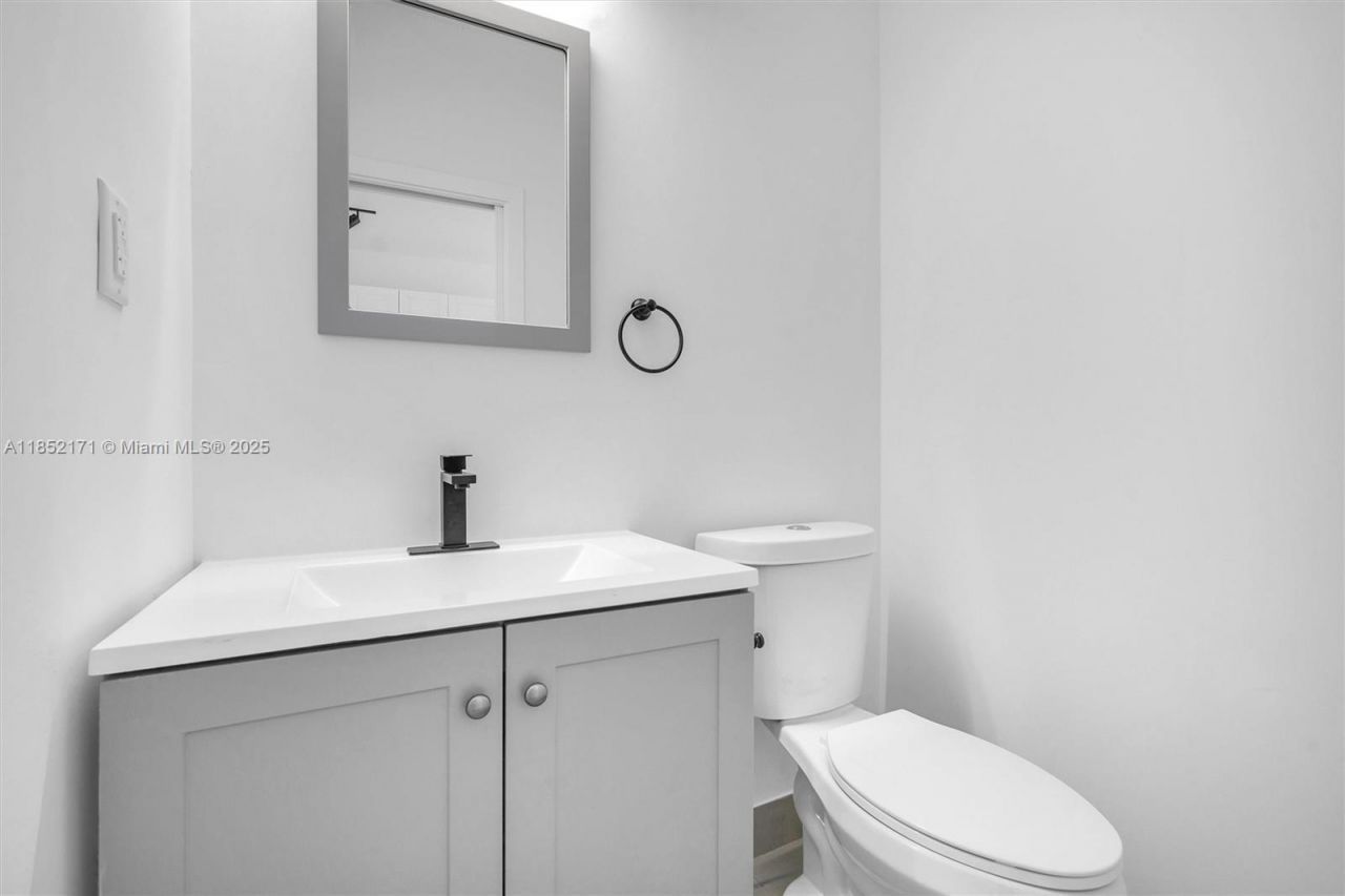 309 NW 7th Ct, Unit 2, Hallandale Beach, FL 33009 Photo