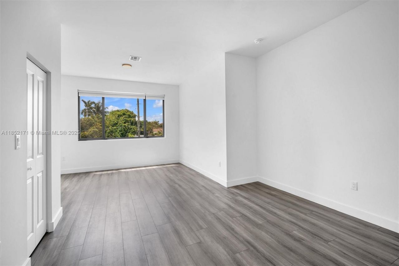 309 NW 7th Ct, Unit 2, Hallandale Beach, FL 33009 Photo