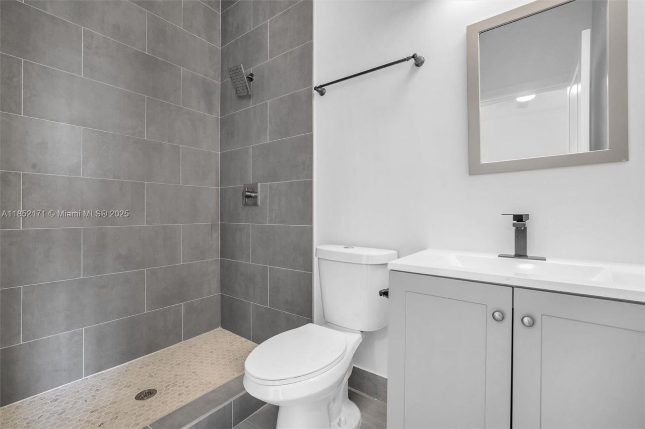 309 NW 7th Ct, Unit 2, Hallandale Beach, FL 33009 Photo