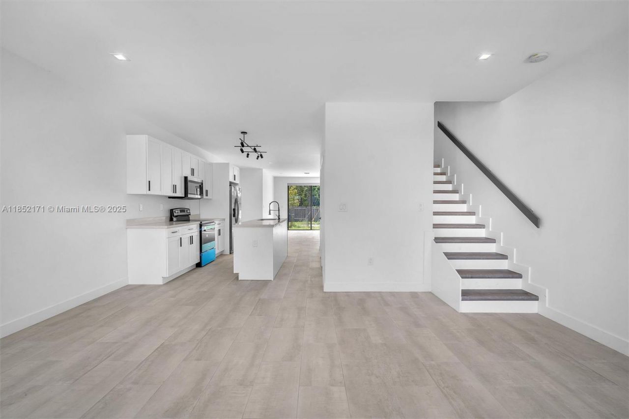 309 NW 7th Ct, Unit 2, Hallandale Beach, FL 33009 Photo