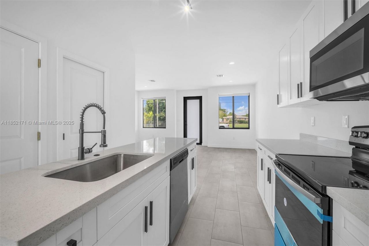 309 NW 7th Ct, Unit 2, Hallandale Beach, FL 33009 Photo