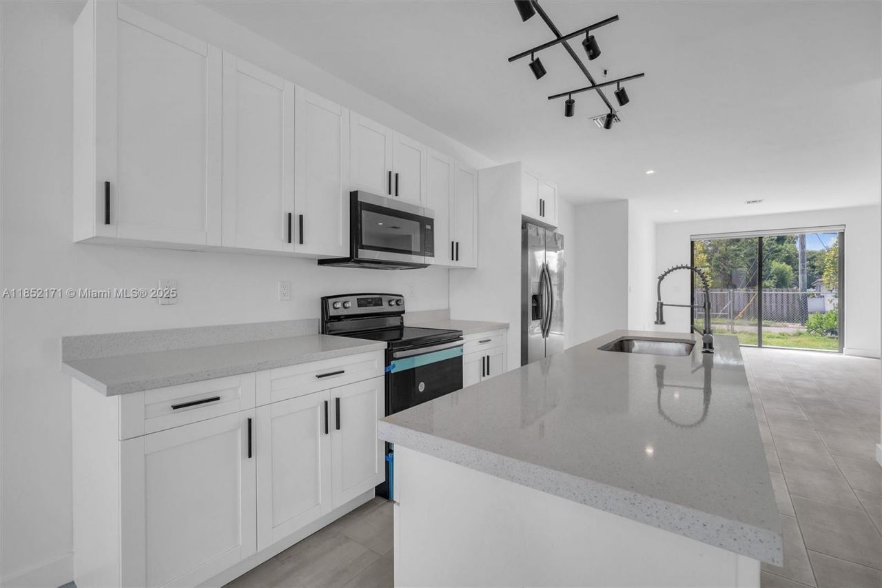 309 NW 7th Ct, Unit 2, Hallandale Beach, FL 33009 Photo