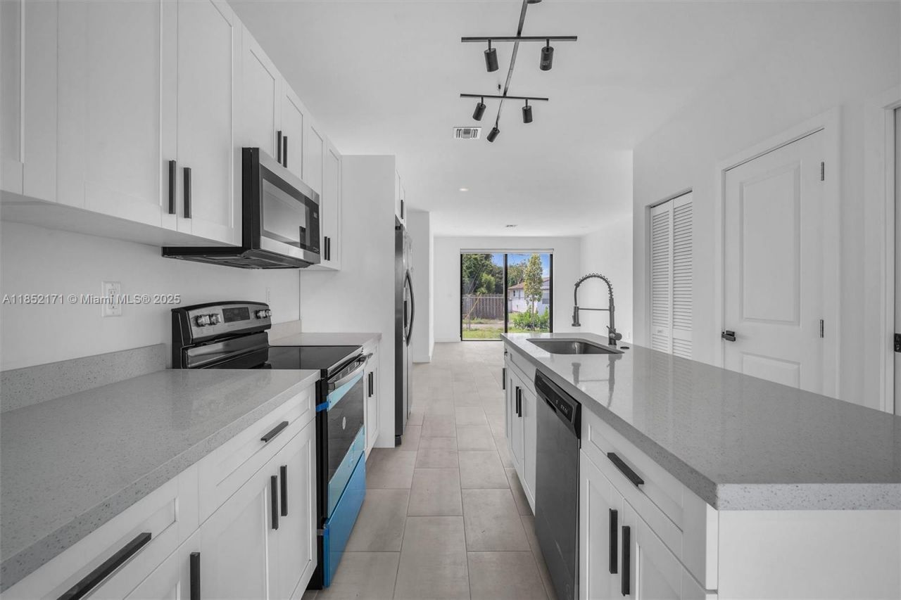 309 NW 7th Ct, Unit 2, Hallandale Beach, FL 33009 Photo