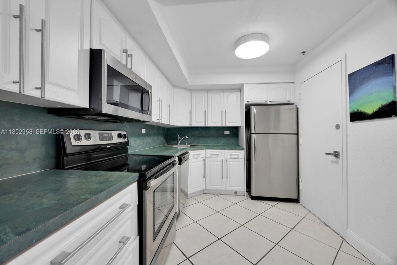 6039 Collins Ave, Unit 311, Miami Beach, FL 33140 Photo