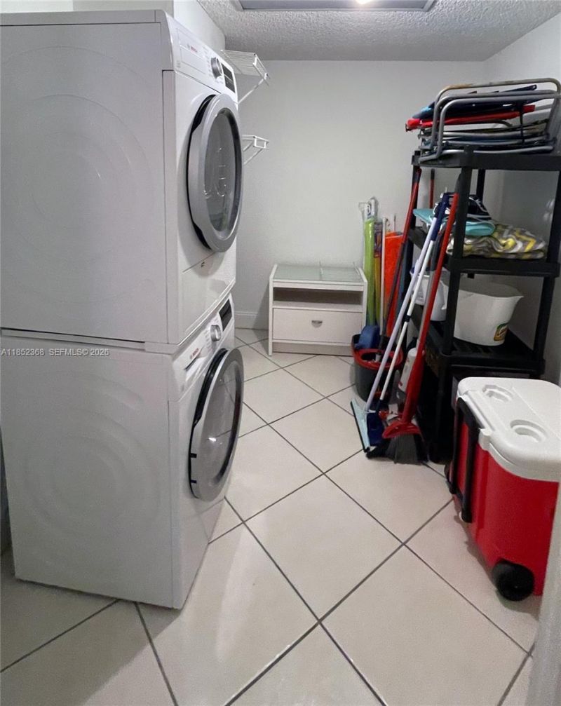 6039 Collins Ave, Unit 311, Miami Beach, FL 33140 Photo