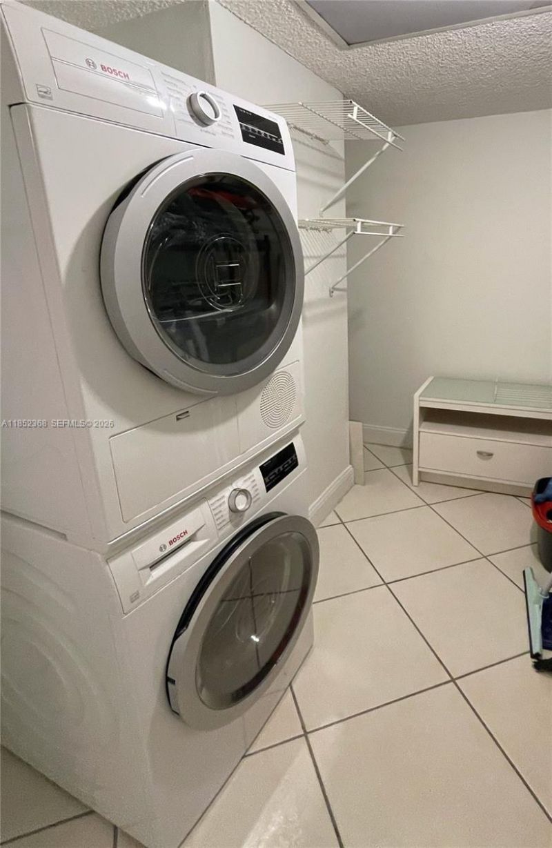 6039 Collins Ave, Unit 311, Miami Beach, FL 33140 Photo