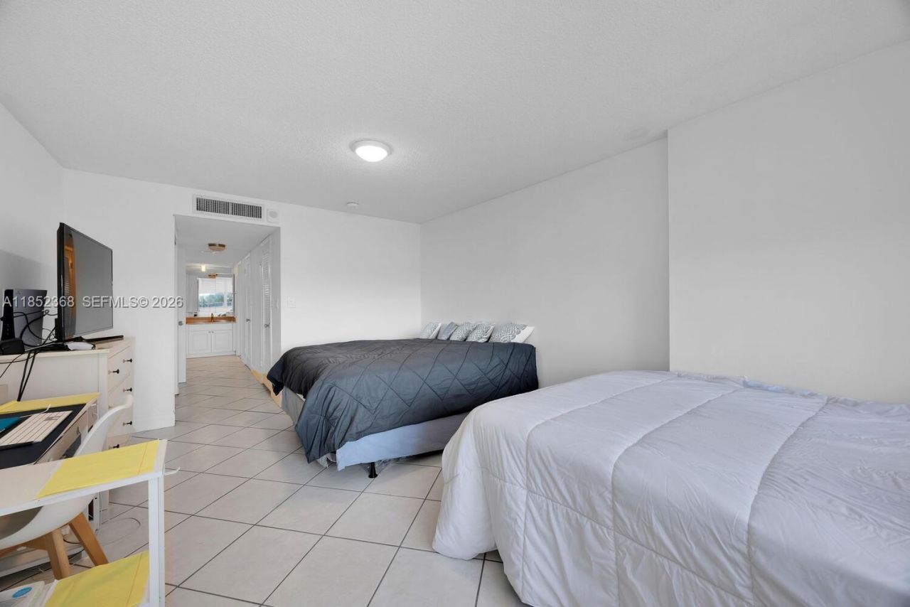 6039 Collins Ave, Unit 311, Miami Beach, FL 33140 Photo