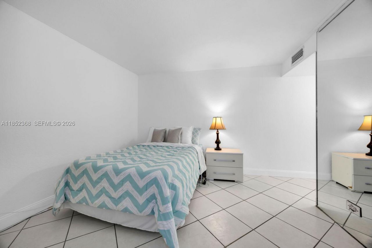 6039 Collins Ave, Unit 311, Miami Beach, FL 33140 Photo