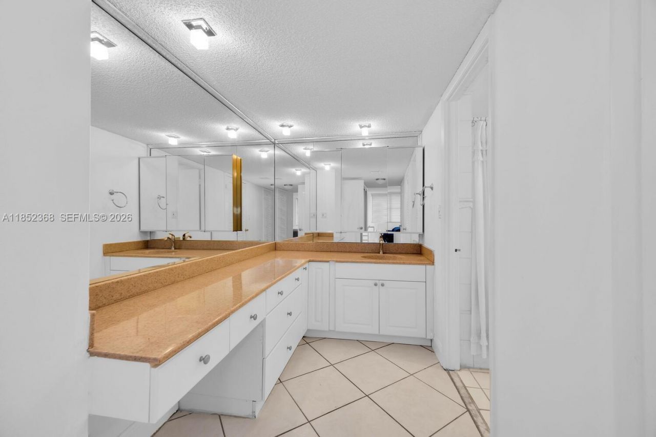 6039 Collins Ave, Unit 311, Miami Beach, FL 33140 Photo