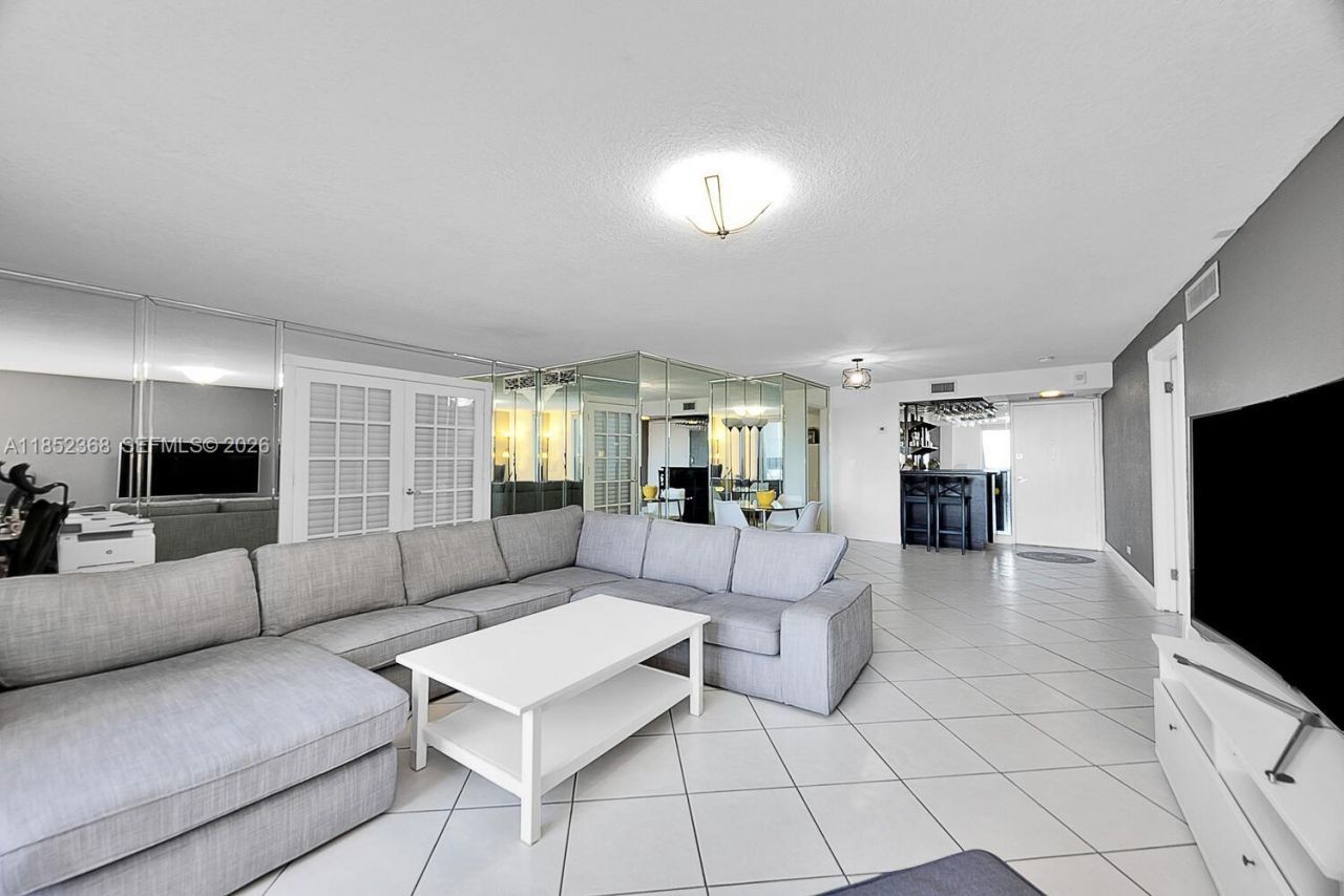 6039 Collins Ave, Unit 311, Miami Beach, FL 33140 Photo