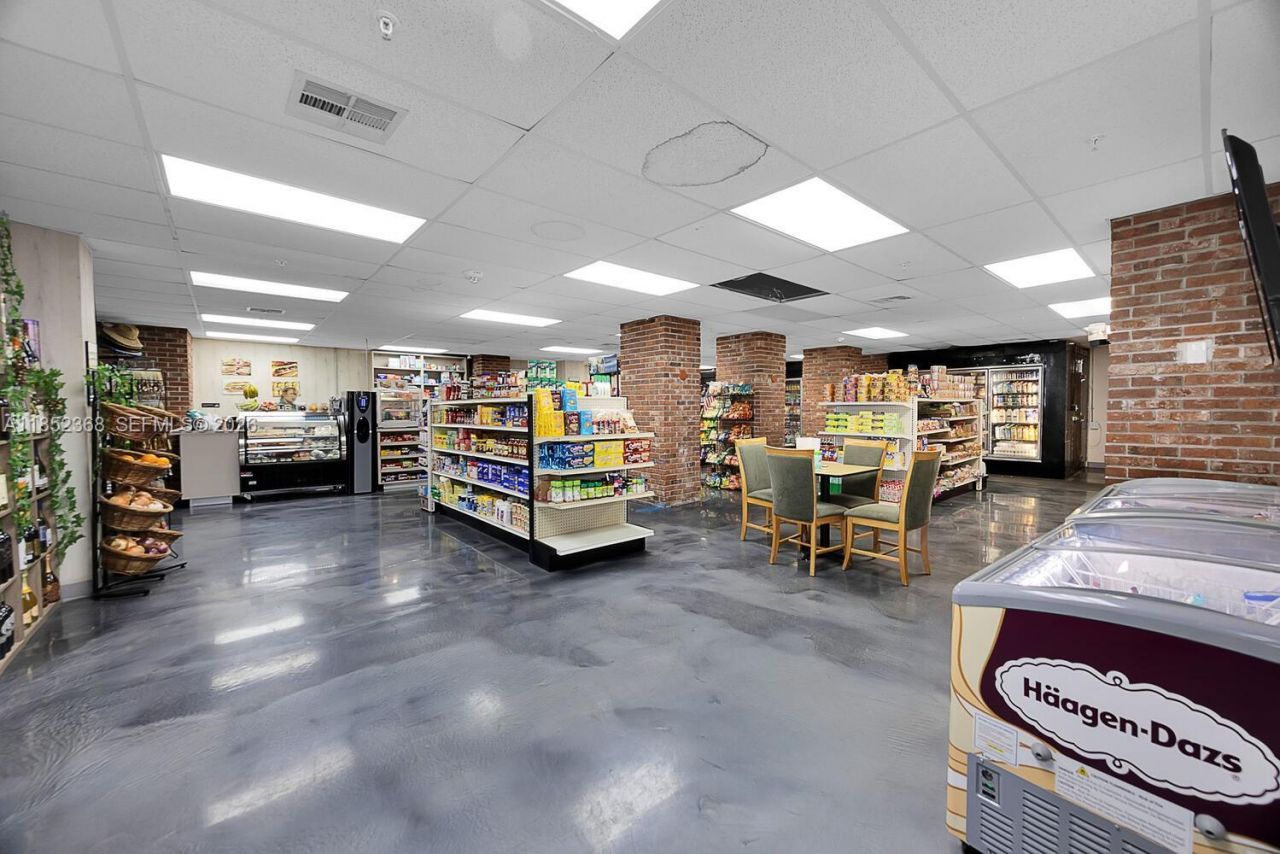 6039 Collins Ave, Unit 311, Miami Beach, FL 33140 Photo