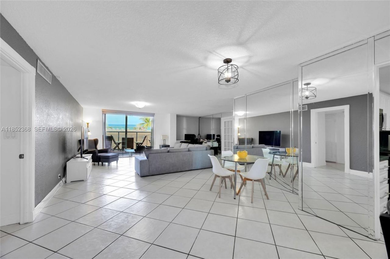 6039 Collins Ave, Unit 311, Miami Beach, FL 33140 Photo