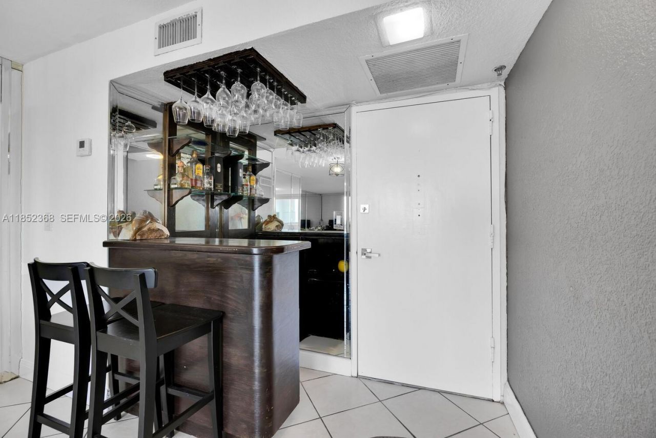 6039 Collins Ave, Unit 311, Miami Beach, FL 33140 Photo