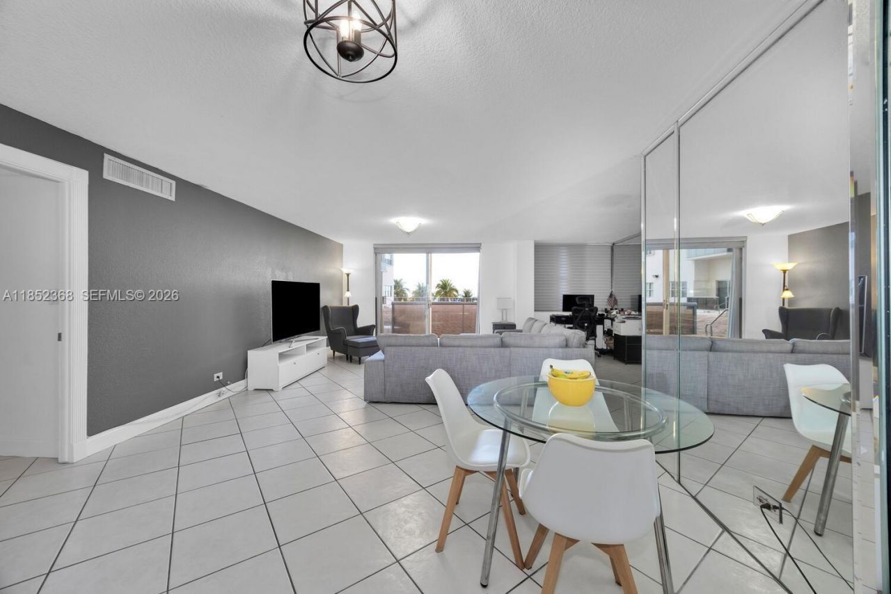 6039 Collins Ave, Unit 311, Miami Beach, FL 33140 Photo