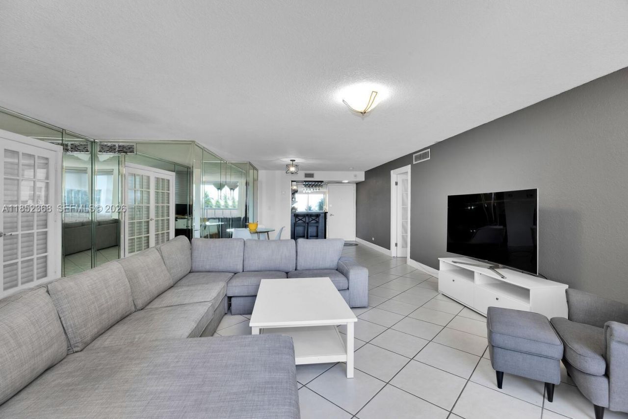 6039 Collins Ave, Unit 311, Miami Beach, FL 33140 Photo