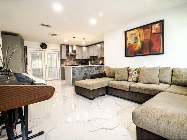 5601 SW 38th St, Davie, FL 33314