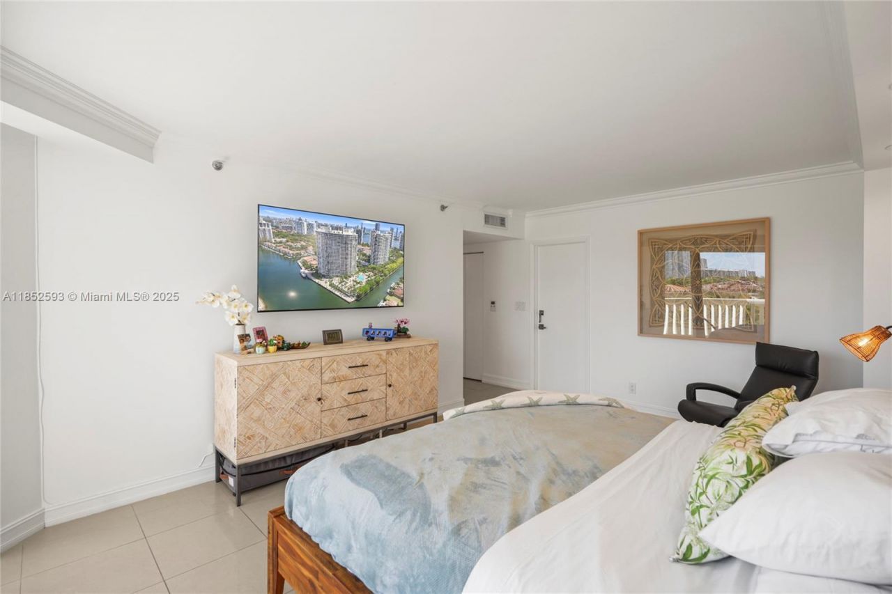 1000 W Island Blvd, Unit 504, Aventura, FL 33160 Photo