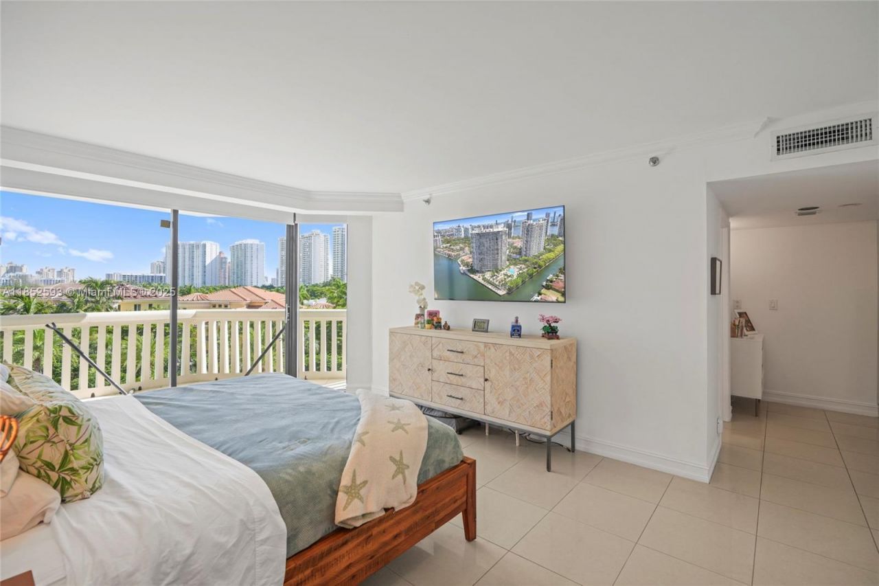 1000 W Island Blvd, Unit 504, Aventura, FL 33160 Photo