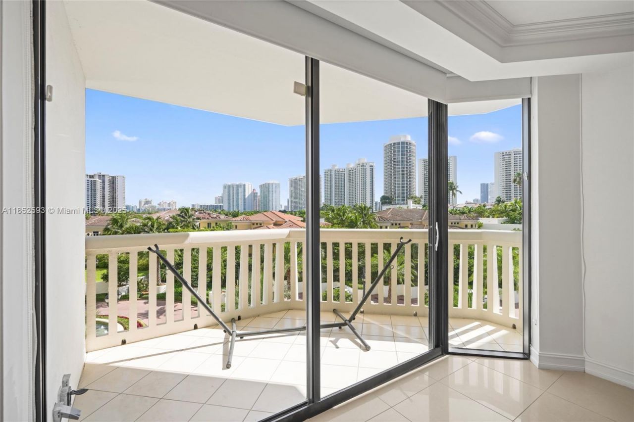 1000 W Island Blvd, Unit 504, Aventura, FL 33160 Photo