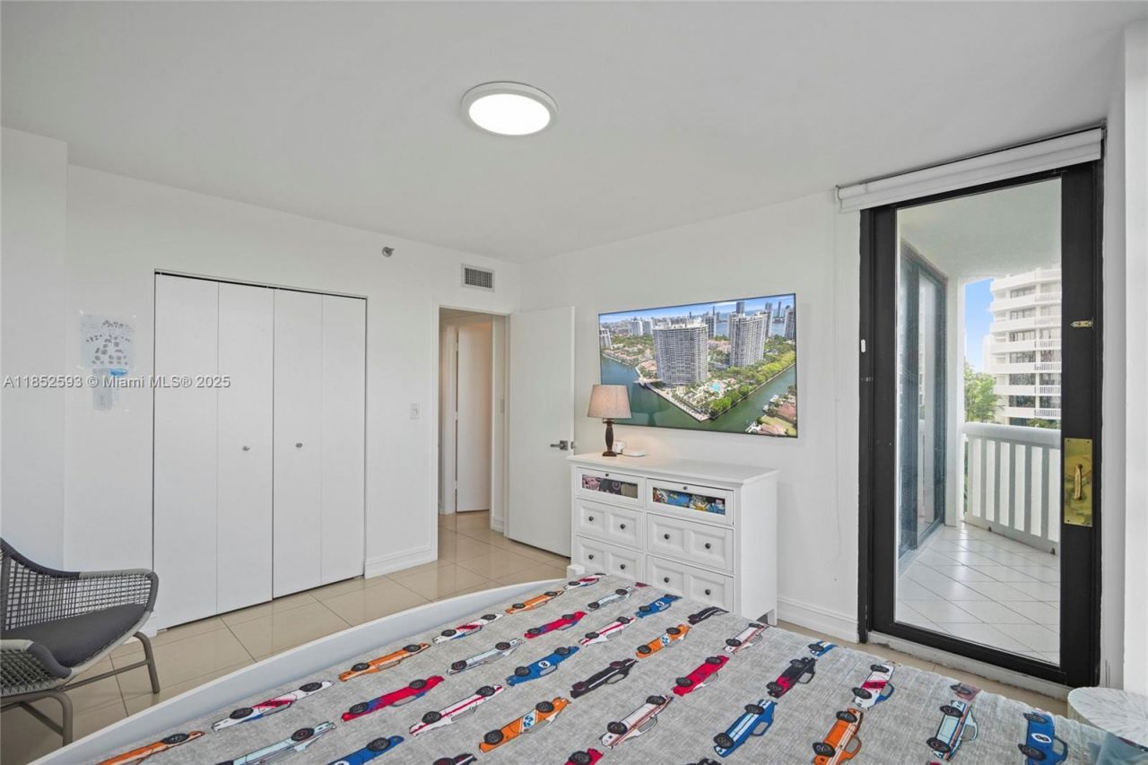 1000 W Island Blvd, Unit 504, Aventura, FL 33160 Photo