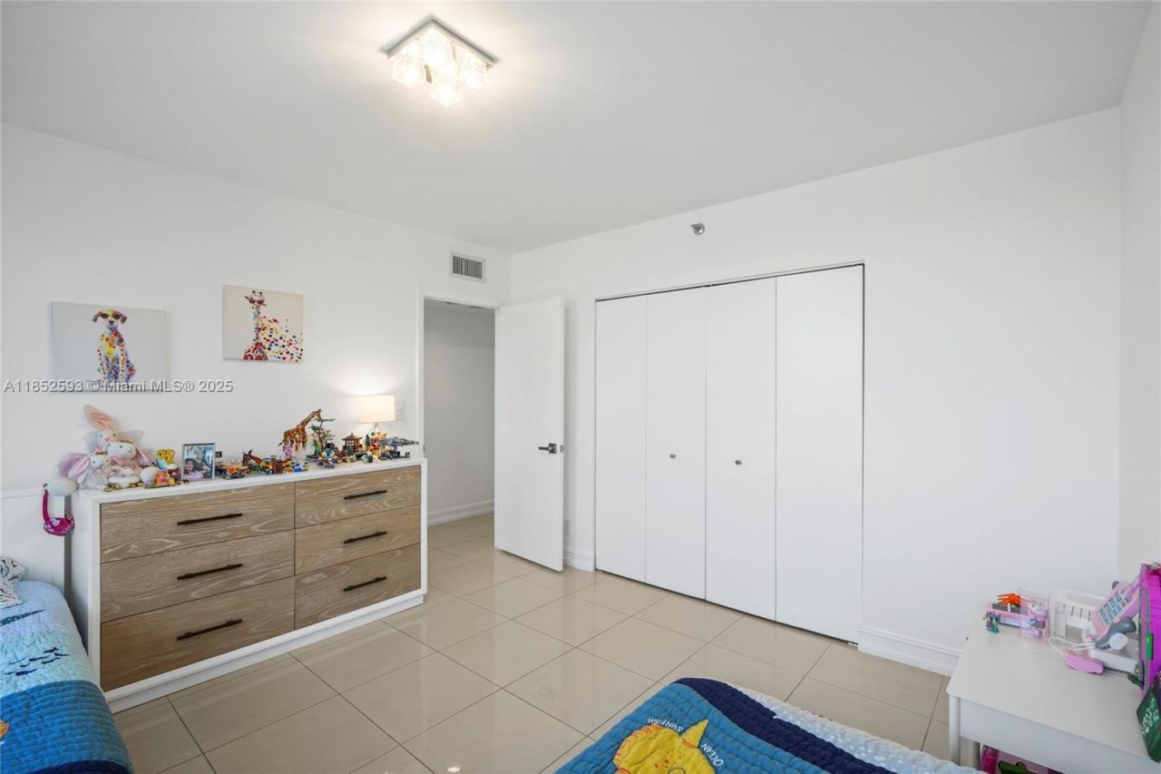 1000 W Island Blvd, Unit 504, Aventura, FL 33160 Photo