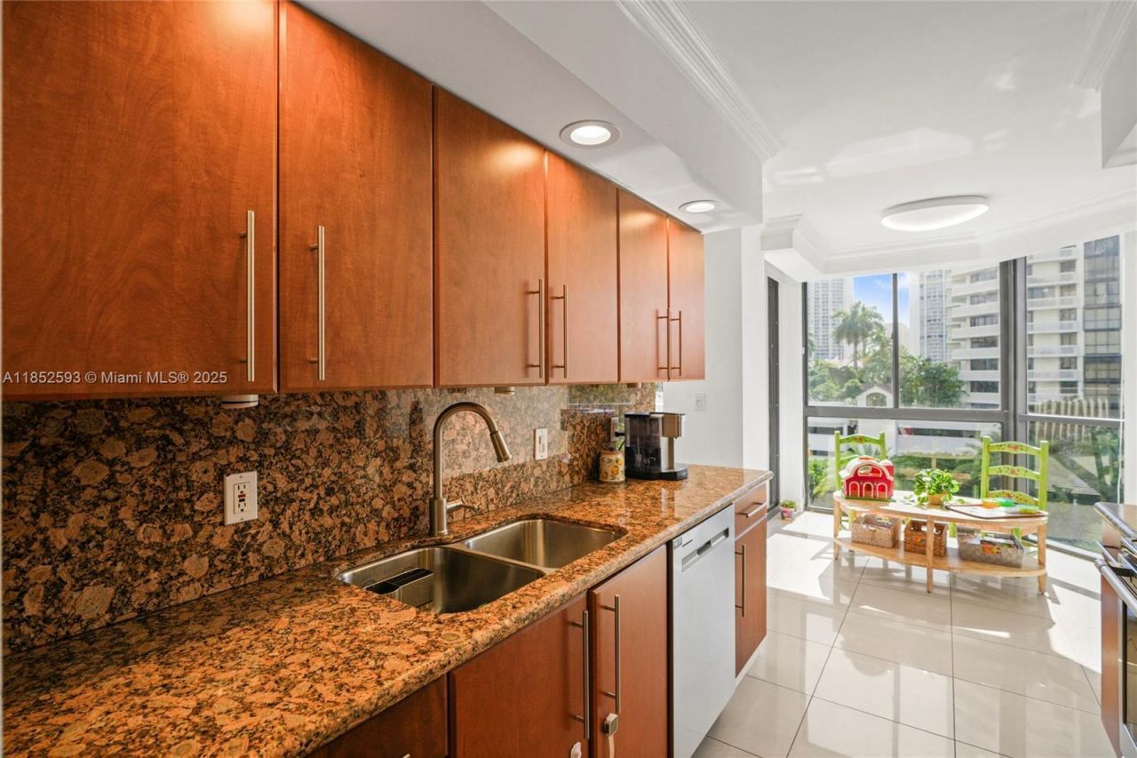 1000 W Island Blvd, Unit 504, Aventura, FL 33160 Photo