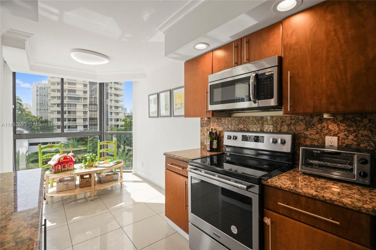 1000 W Island Blvd, Unit 504, Aventura, FL 33160 Photo